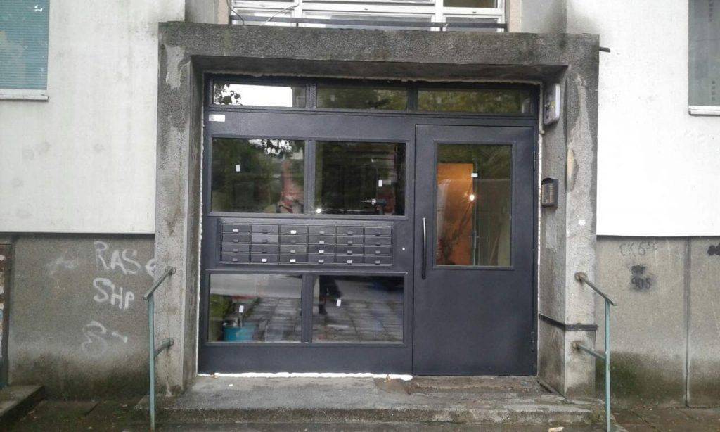 Изработка и монтаж на входни врати с чип